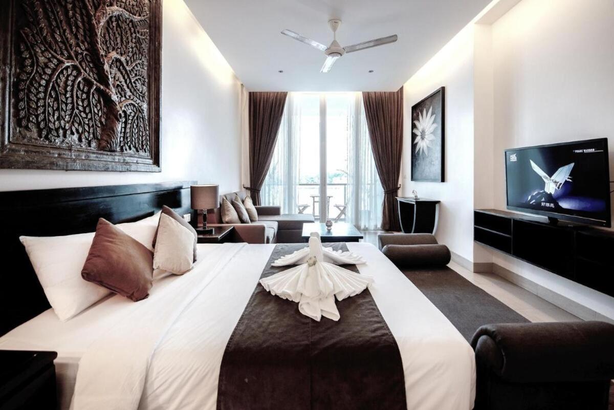 Blue Crystal Boutique Hotel بنوم بنه المظهر الخارجي الصورة