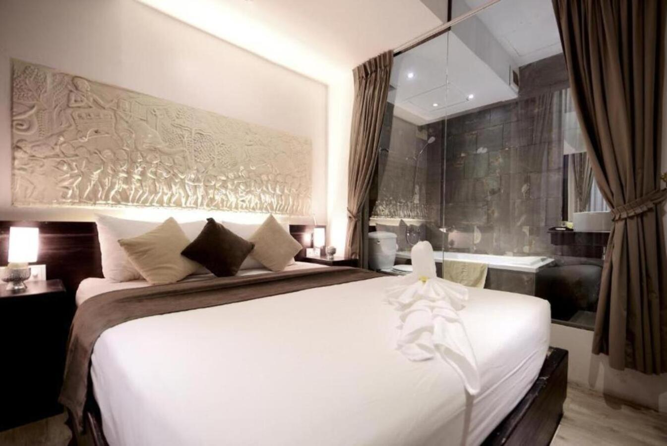 Blue Crystal Boutique Hotel بنوم بنه المظهر الخارجي الصورة