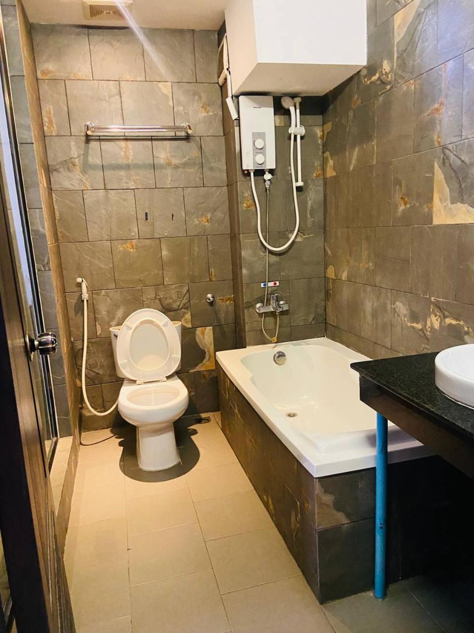 Blue Crystal Boutique Hotel بنوم بنه المظهر الخارجي الصورة